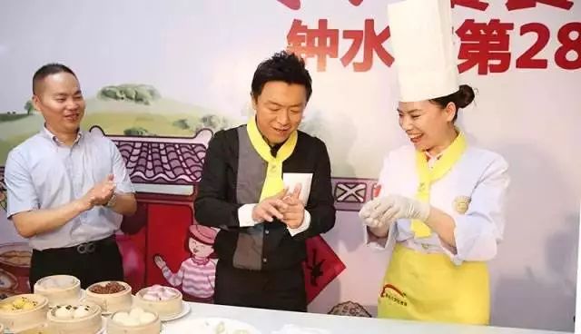 中國有兩個(gè)新東方學(xué)校 一個(gè)教你英語(yǔ)、另一個(gè)教你做菜