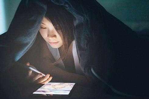 要么檢查時(shí)間或浪費時(shí)間 人們經(jīng)常在半夜醒來(lái)后看看他們的智能手機