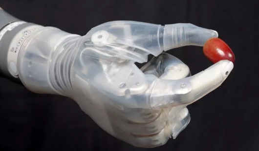 盧克天行者手臂讓截肢者再次戴上結婚戒指