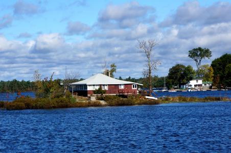 Civic Architects在廣闊的機車(chē)棚中創(chuàng  )建公共圖書(shū)館