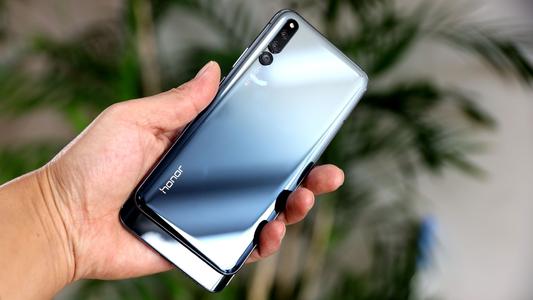 在相機和設計方面用戶(hù)表達了對HONOR的信心