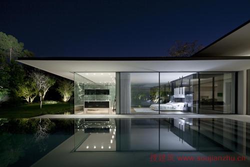 線(xiàn)性游泳池與由Pitsou Kedem設計的鋪滿(mǎn)石板的Pavilion House平行