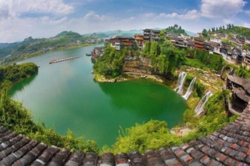 在英國鄉村住宅的土地上建造了兩個(gè)像廢墟一樣的涼亭