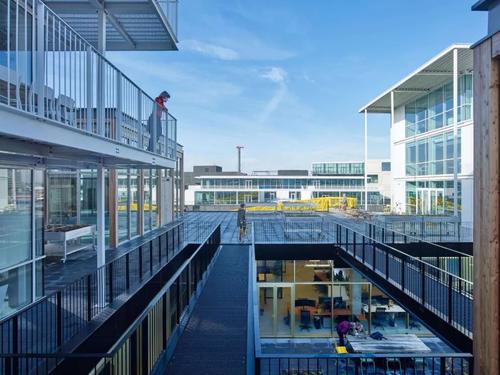 Foomann Architects的車(chē)庫樓可用于停車(chē)場(chǎng)或適應性住宿