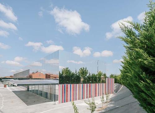 鏡面板和條紋瓷磚覆蓋了ABLM Arquitectos的西班牙學(xué)校墻壁