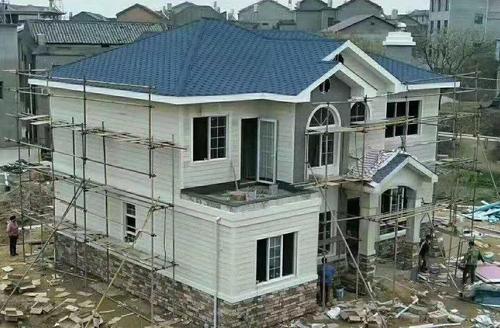 DSDHA擴建的學(xué)校設有粗糙的木質(zhì)外墻和戶(hù)外學(xué)習空間