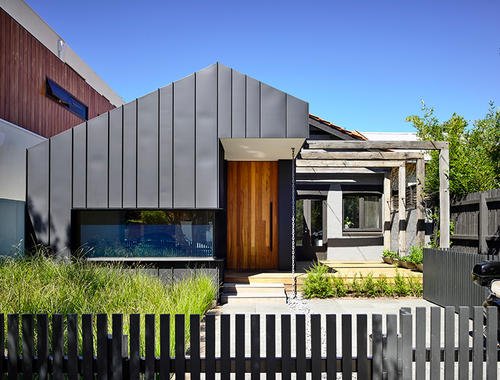 伍茲·巴格特在Elwood House公寓中將磚和標有木板的混凝土結合