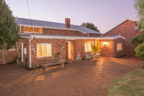 Bostudio使用纖維水泥覆層和開(kāi)放式布局更新了Sunset Park Row House