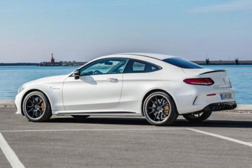 梅賽德斯·奔馳繼續發(fā)布即將推出的C 63 AMG Coupe的消息