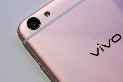 這款雙后置攝像頭智能手機的報價(jià)為18600盧比