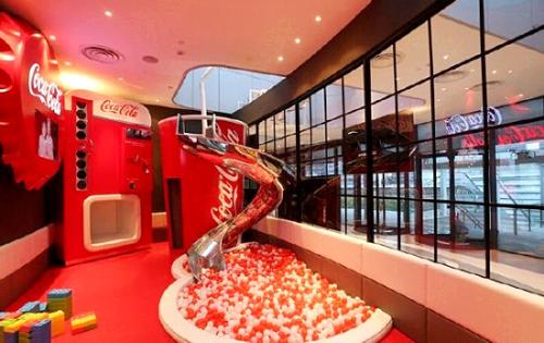 可口可樂(lè )世界中一個(gè)特殊的安全區域內埋藏著(zhù)可樂(lè )的秘密配方所在的真實(shí)金庫