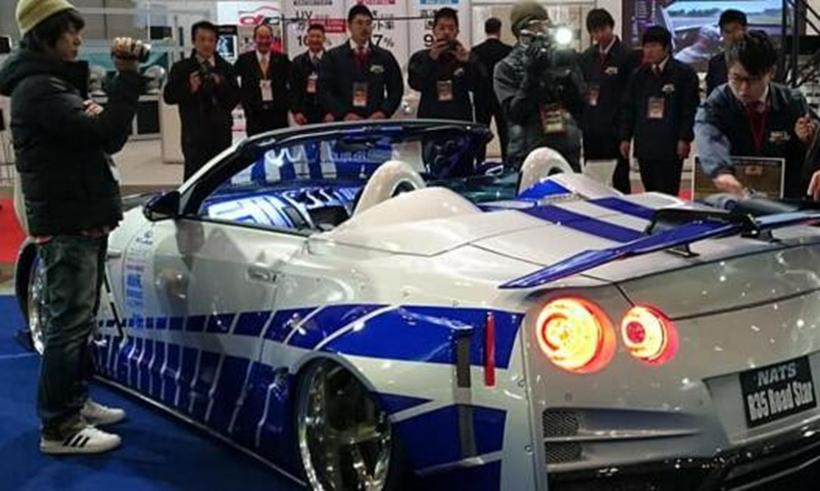 日產(chǎn)GT-R敞篷跑車(chē)由于采用了蘭博的車(chē)門(mén)而顯得有些笨拙
