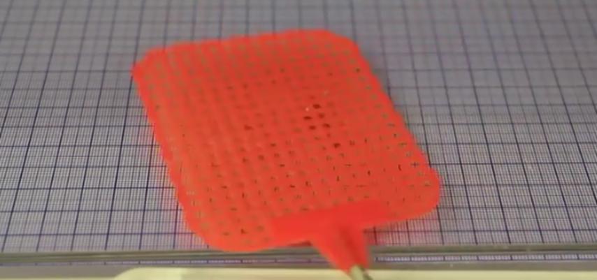 一種柔軟的機械昆蟲(chóng) 可通過(guò)蒼蠅拍壓扁而幸存