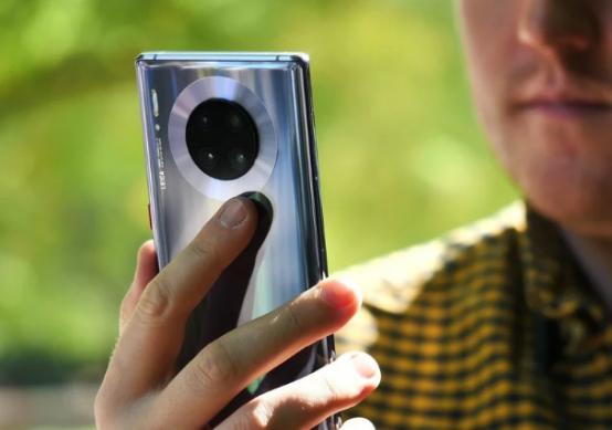 華為通過(guò)在手機上預裝應用來(lái)彌補Play商店的不足