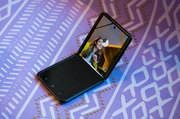 Galaxy Z Flip標志著(zhù)三星在可折疊手機市場(chǎng)上的主導地位