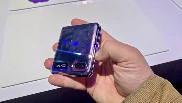 Galaxy Z Flip具有華麗的光澤效果 但有一個(gè)缺點(diǎn)