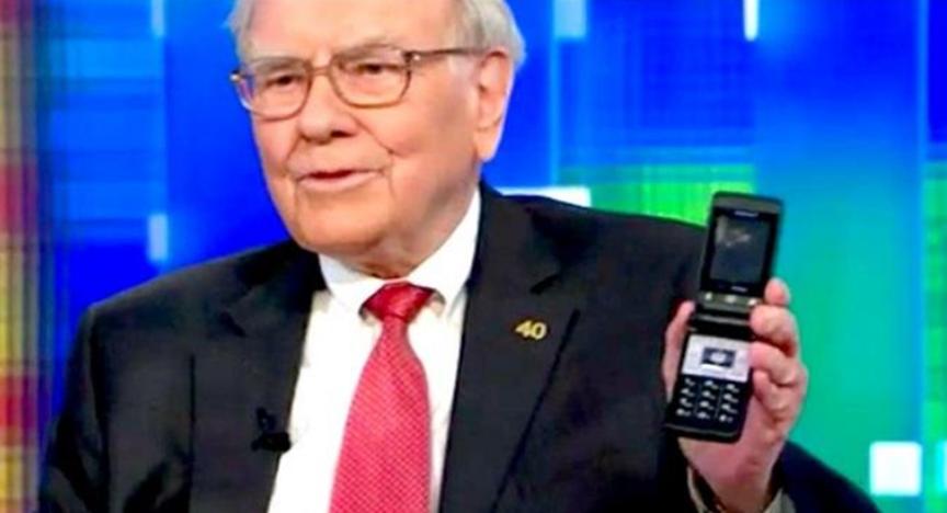 沃倫巴菲特放棄擁有10年歷史的翻蓋手機轉而使用iPhone 11