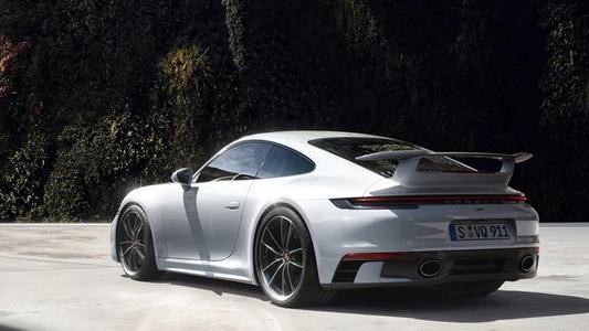 保時(shí)捷911 Carrera Aerokit出現在交通中看起來(lái)很棒