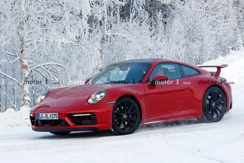保時(shí)捷911 Carrera Aerokit出現在交通中看起來(lái)很棒