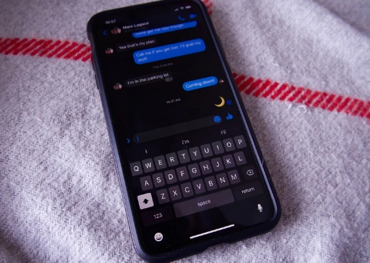 Facebook應用程序的暗模式看起來(lái)與Instagram不同