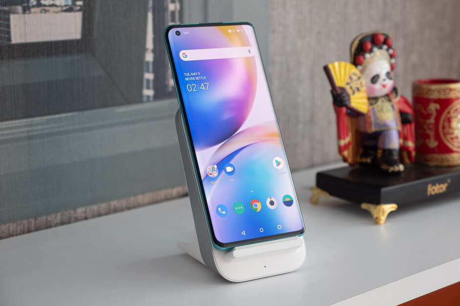 OnePlus Warp Charge 30無(wú)線(xiàn)充電器測試：速度有多快？可以為其他手機充電嗎？