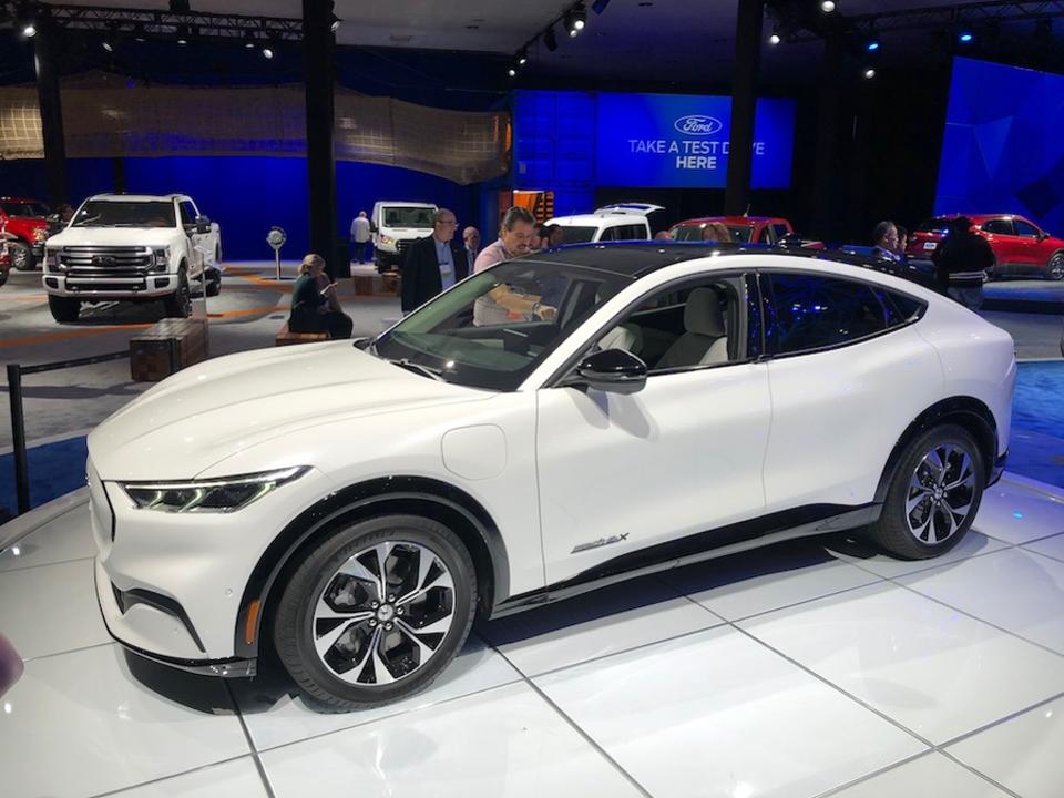 汽車(chē)制造商推動(dòng)大流行，掀起電動(dòng)汽車(chē)大潮