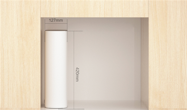 2019年9月，小米在小米商城推出了Mi凈水器C1，價(jià)格為1299元（?182美元）。這家中國科技巨頭現已推出Mi Purifier C1增強版。這個(gè)新的增強版帶有1899元（?266美元）的價(jià)格標簽。小米凈水器C1增強版  發(fā)生了什么變化  新版本的設計和尺寸與去年的型號相同。但是，過(guò)濾已從4級過(guò)濾器升級為5級過(guò)濾器。五個(gè)過(guò)濾器元件包括折疊式PP，前碳桿+阻垢劑，反滲透和后碳桿。五級過(guò)濾使水達到包裝飲用水的水平。此外，此新版本上的廢水比率也已從1：1升級到2：1。小米凈水器C1增強版  Mi凈水器增強版采用127毫米超薄機身，并安裝在廚房下方。它的開(kāi)啟功率為500加侖，每分鐘產(chǎn)生1.3升水。小米凈水器C1增強版  此外，獨立的智能控制水龍頭具有藍色/橙色燈光提醒，可顯示過(guò)濾器元件的實(shí)時(shí)壽命和機器的運行狀態(tài)。凈化器也可以連接到MIJIA應用程序，并且還可以從智能手機檢查這些參數。如果需要更換過(guò)濾器濾芯，則會(huì )向智能手機發(fā)送提醒，您也可以從應用程序下訂單。