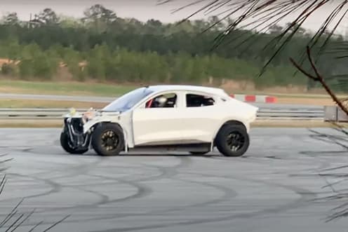 觀(guān)看：2021年福特野馬Mach-E演示其漂移模式