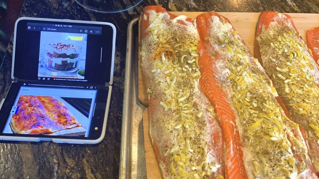 Surface Duo再次嘲笑兩個(gè)新提示