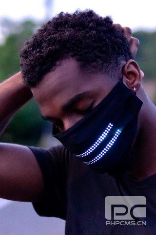 使用內置的可自定義屏幕查看這款酷炫的LED面罩