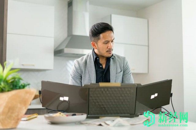 “ TRIO”將您的筆記本電腦轉換為三屏工作站