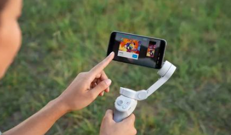 新款大疆Osmo Mobile 4具有更強的電機和磁性手機支架