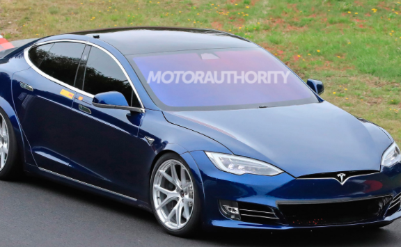 售價(jià)141,070美元的特斯拉Model S Plaid可提供超過(guò)500英里的續航里程