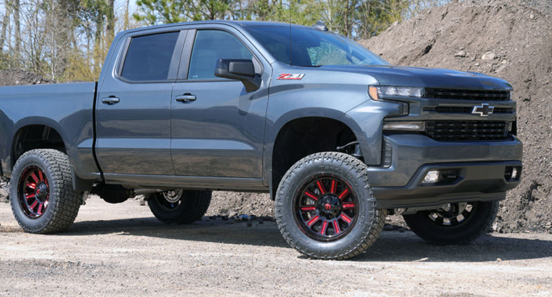 雪佛蘭Silverado從Superlift獲得6.0英寸舉升套件，可以搭配35英寸輪胎