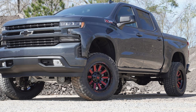 雪佛蘭Silverado從Superlift獲得6.0英寸舉升套件，可以搭配35英寸輪胎