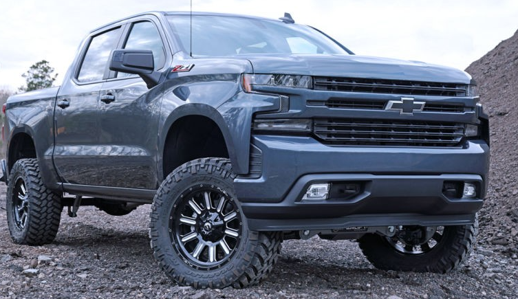 雪佛蘭Silverado從Superlift獲得6.0英寸舉升套件，可以搭配35英寸輪胎