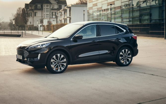 福特Kuga混合動(dòng)力車(chē)也可以配備AWD，承諾行駛620英里以上