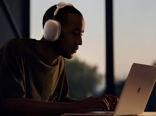 Apple的首款頭戴式耳機AirPods Max