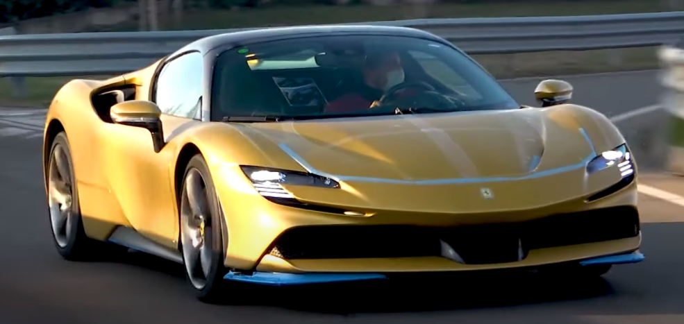 2021年的法拉利SF90在公眾場(chǎng)合很少見(jiàn)