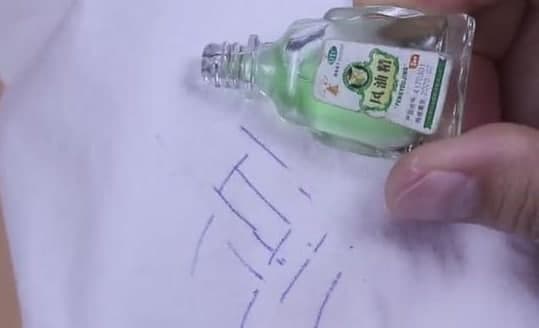 鋼筆水弄衣服上怎么快速洗干凈（衣服上墨汁去除小竅門(mén)）