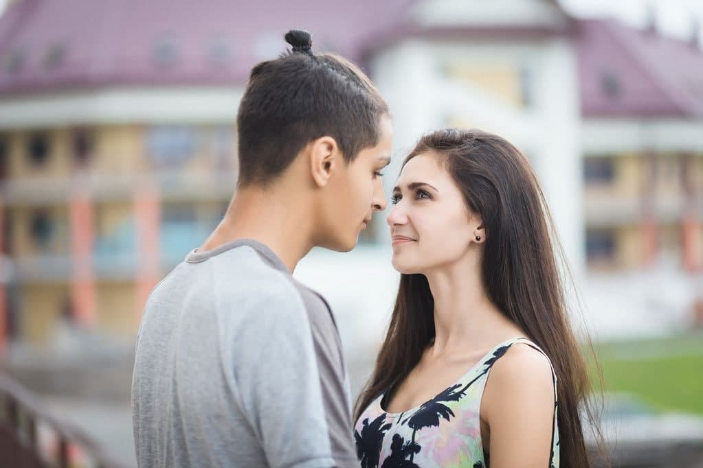 男女之間擦出火花的表現（兩性交往中男女的3種行為容易擦出火花）