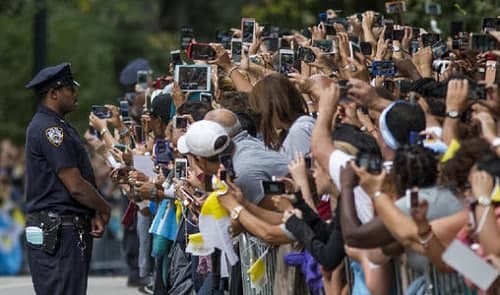 “萬(wàn)人空巷”可以用來(lái)形容下面哪種場(chǎng)合