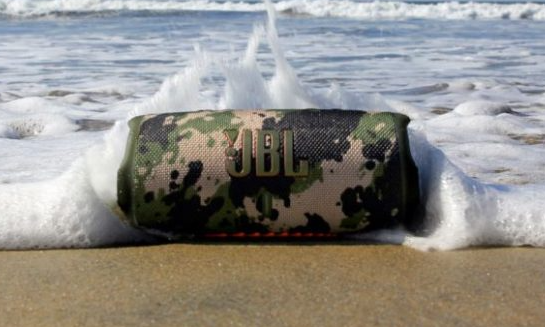 JBL Charge 5防水和防塵，提供長(cháng)達20個(gè)小時(shí)的工作時(shí)間