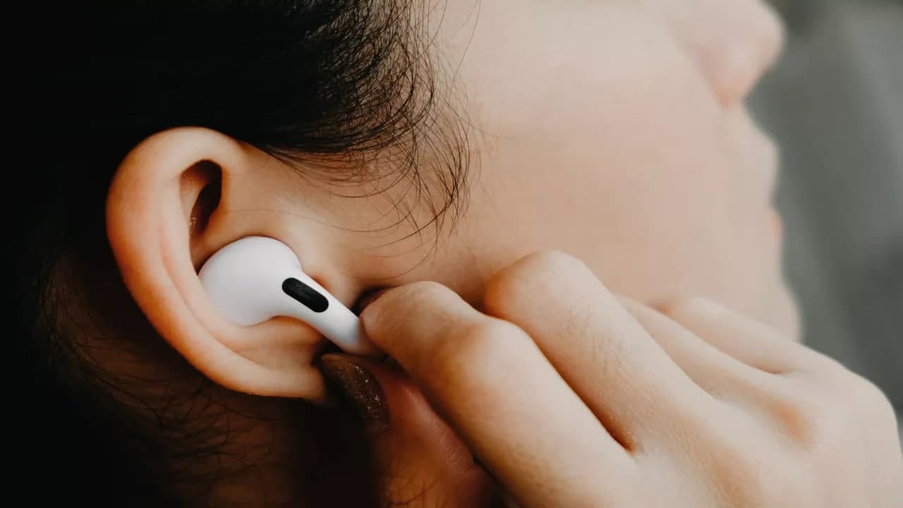 新的 AirPods Pro 更新可幫助您聽(tīng)到安靜的對話(huà)—這是啟用它的方法