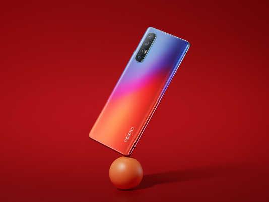 新春影片《偷時(shí)間的人》上線(xiàn) 全片使用OPPO Find X9 Pro拍攝