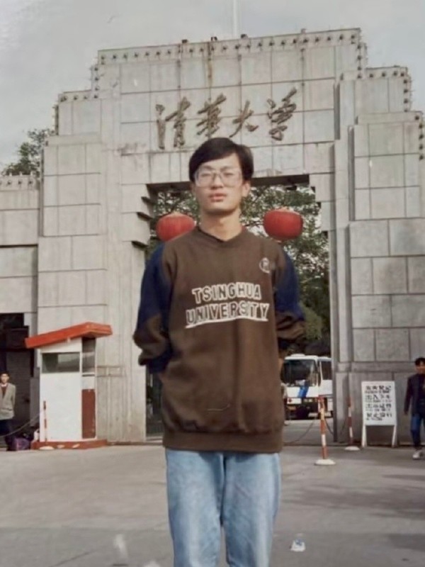 就讀清華大學(xué)！盧偉冰曬出年輕時(shí)舊照 博主：好韓系