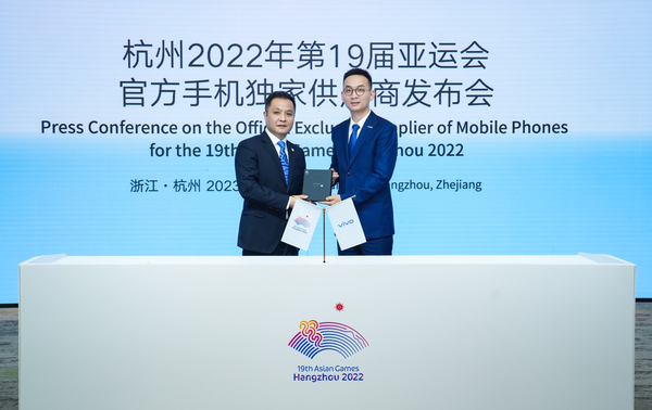 vivo品牌副總裁賈凈東將vivo X90s正式交付給杭州亞組委