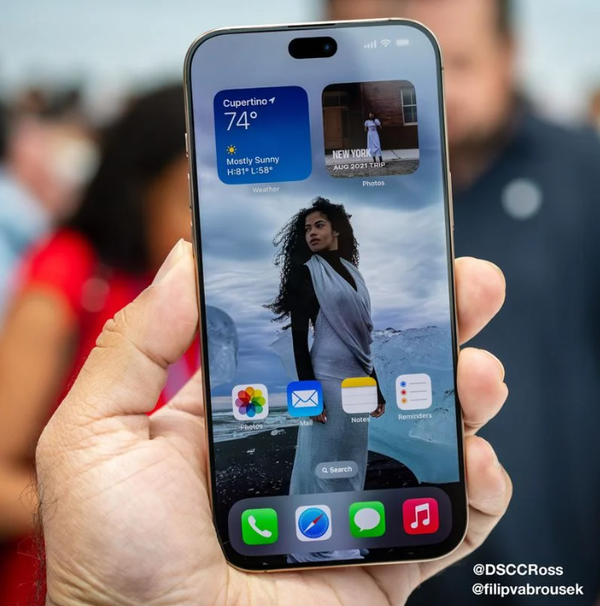 蘋(píng)果iPhone 18 Pro正面外觀(guān)猜想：你覺(jué)得哪種更好看？