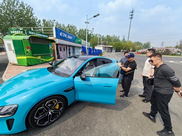 小米SU7被圍觀(guān)