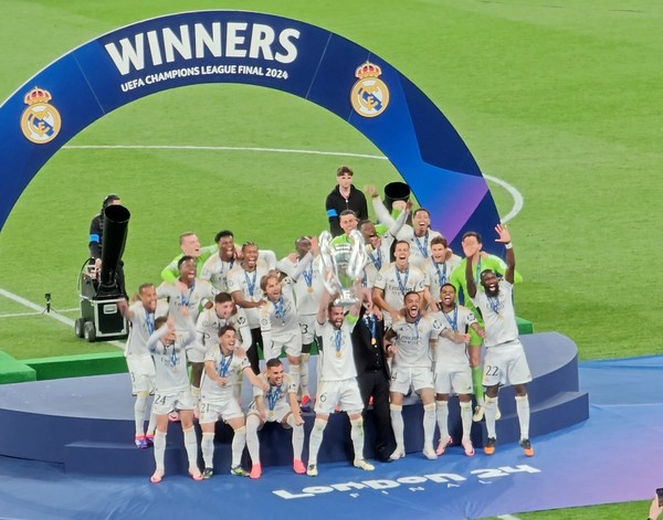 排面拉滿(mǎn)！OPPO Find X7 Ultra亮相溫布利歐冠決賽現場(chǎng)